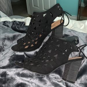 open toe adorable black block heels 🤩